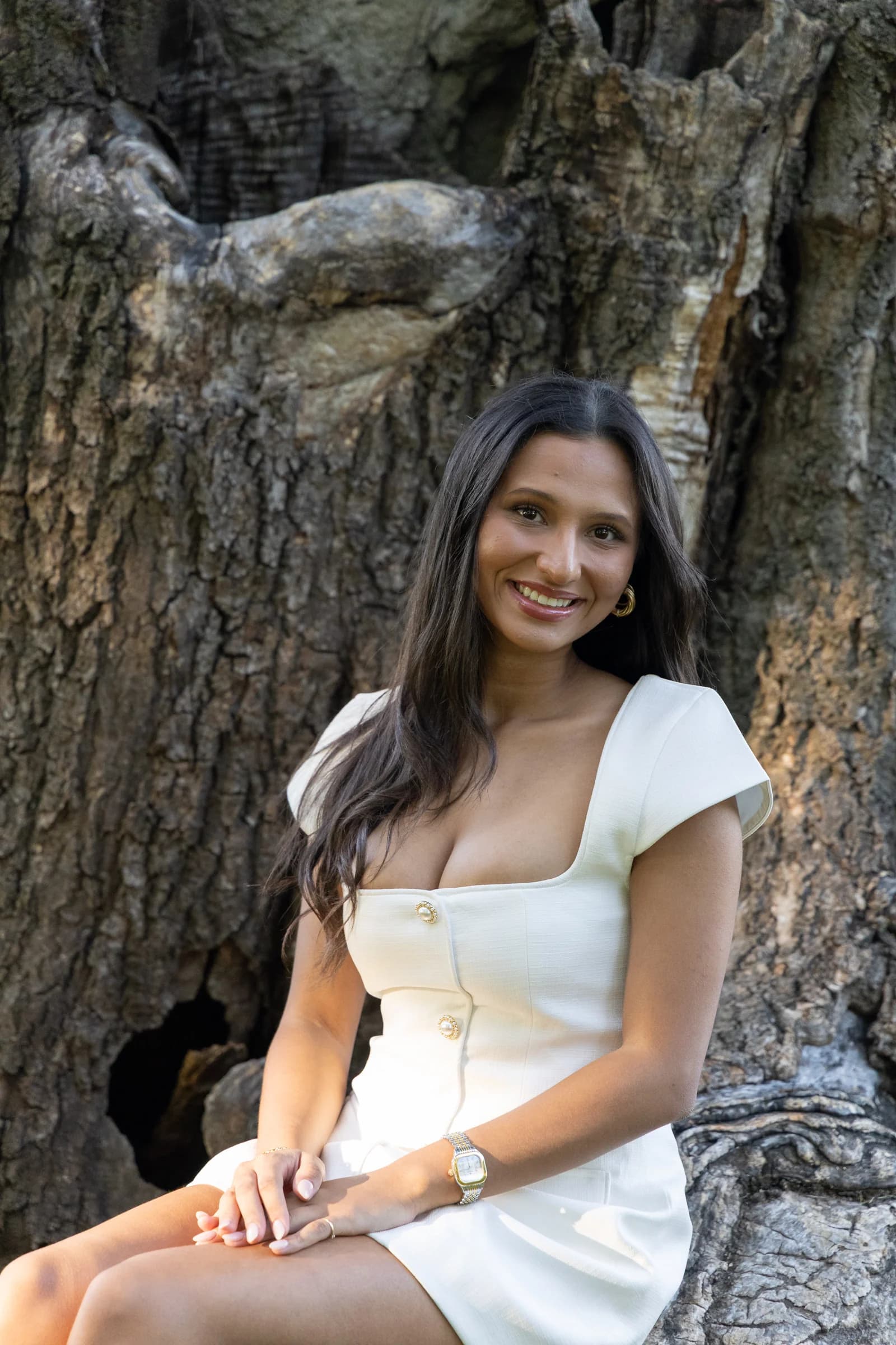 Portrait of Elizabet beside a tree in a white dress